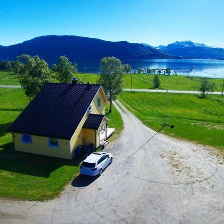 1 Room In The Yellow House, Close To Airport & Lofoten Evenskjer ภายนอก รูปภาพ