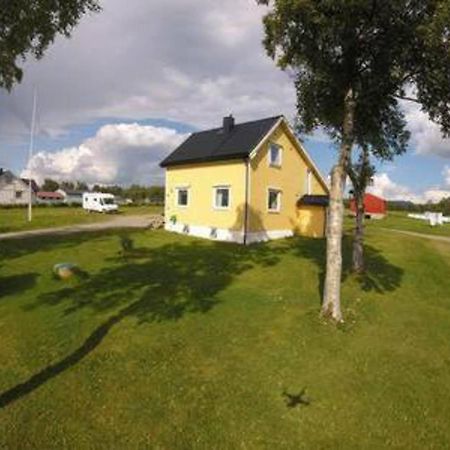 1 Room In The Yellow House, Close To Airport & Lofoten Evenskjer ภายนอก รูปภาพ